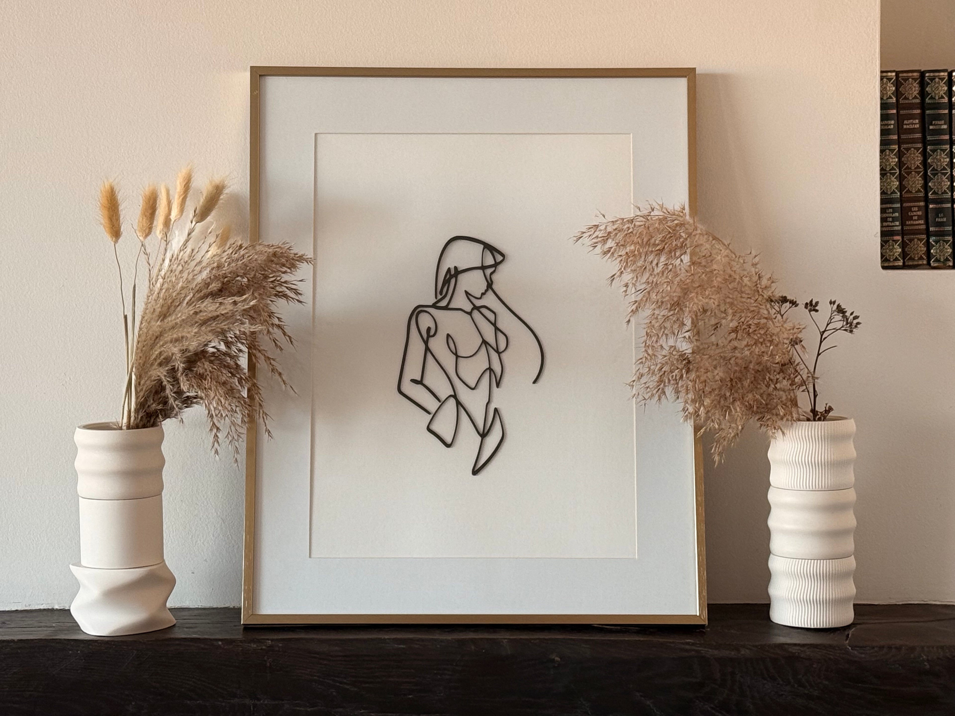 Cadre d'une femme avec des Vases fait grâce aux modules de la Lampe Illari de chez Maison Demaille.