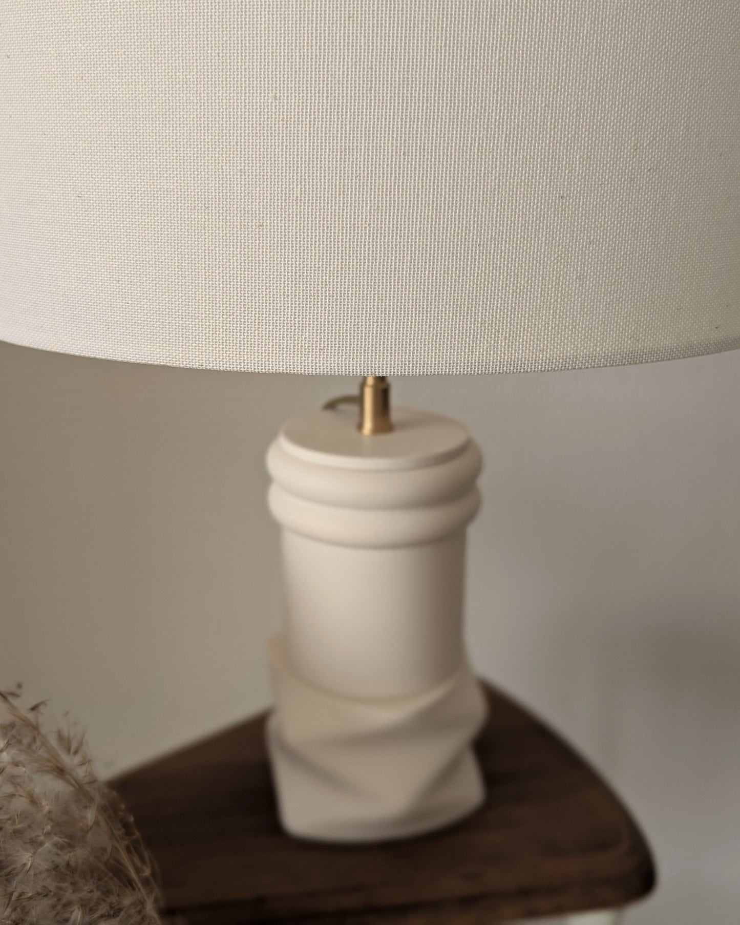 Zoom sur Lampe Raffiné Prisme Blanc Illari sur son piédestal.