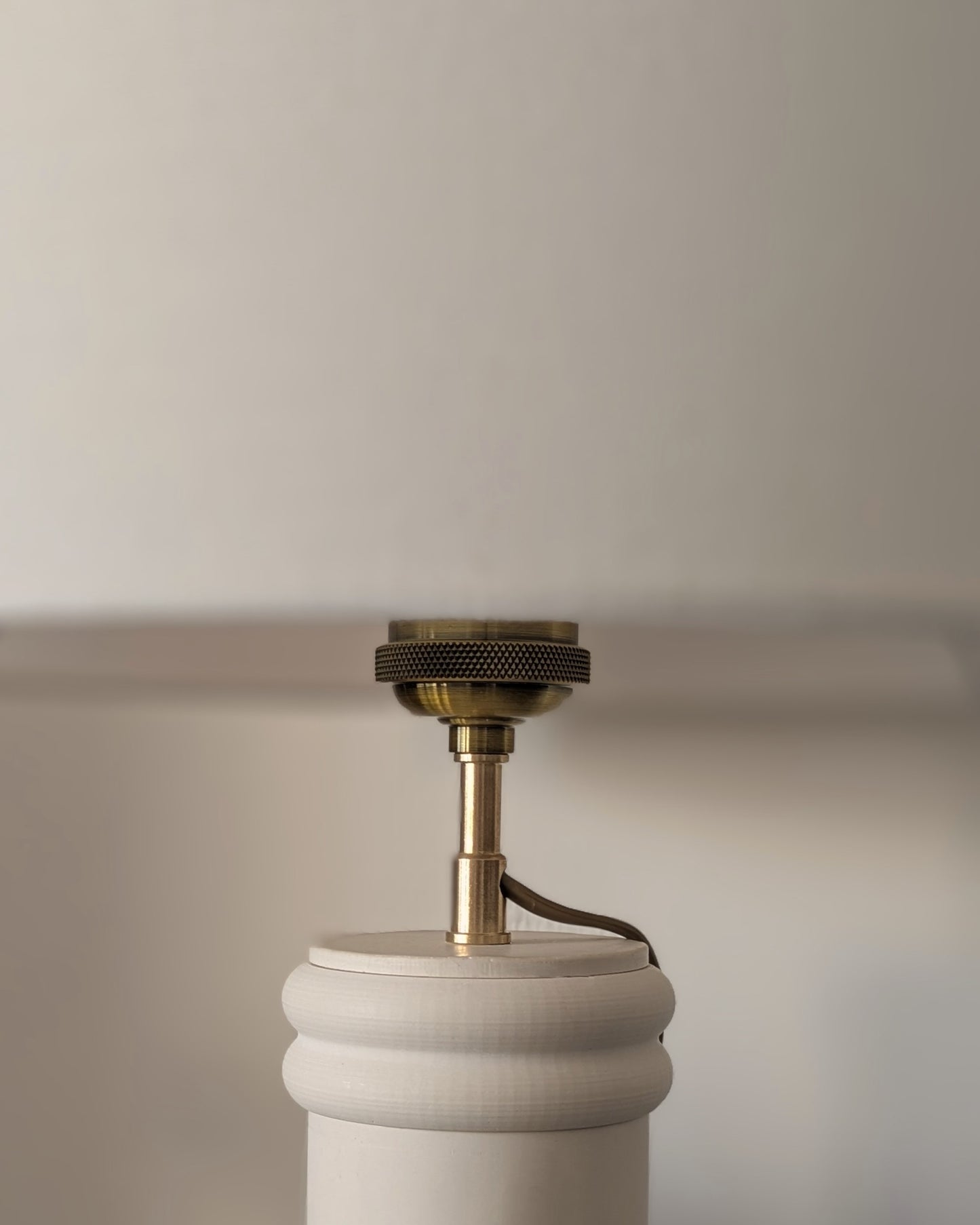 Zoom sur la douille couleur Or de la Lampe.