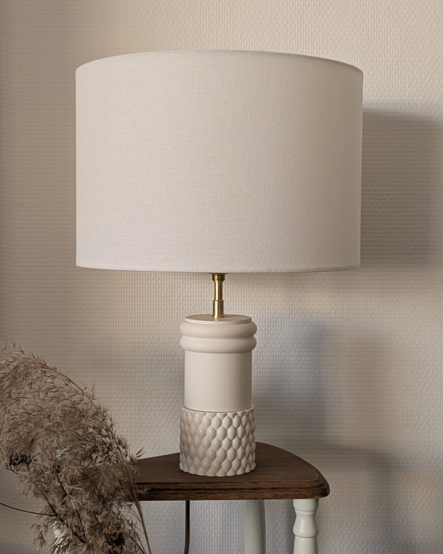 Lampe Illari posé sur son piédestal.