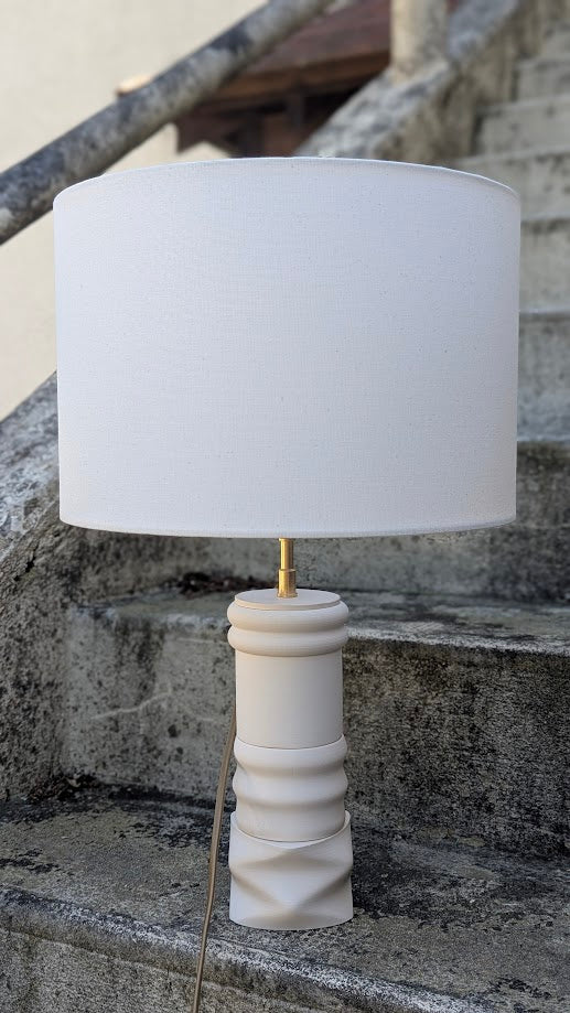 Lampe Illari, modèle Orbe Blanc en vue d'extérieur.