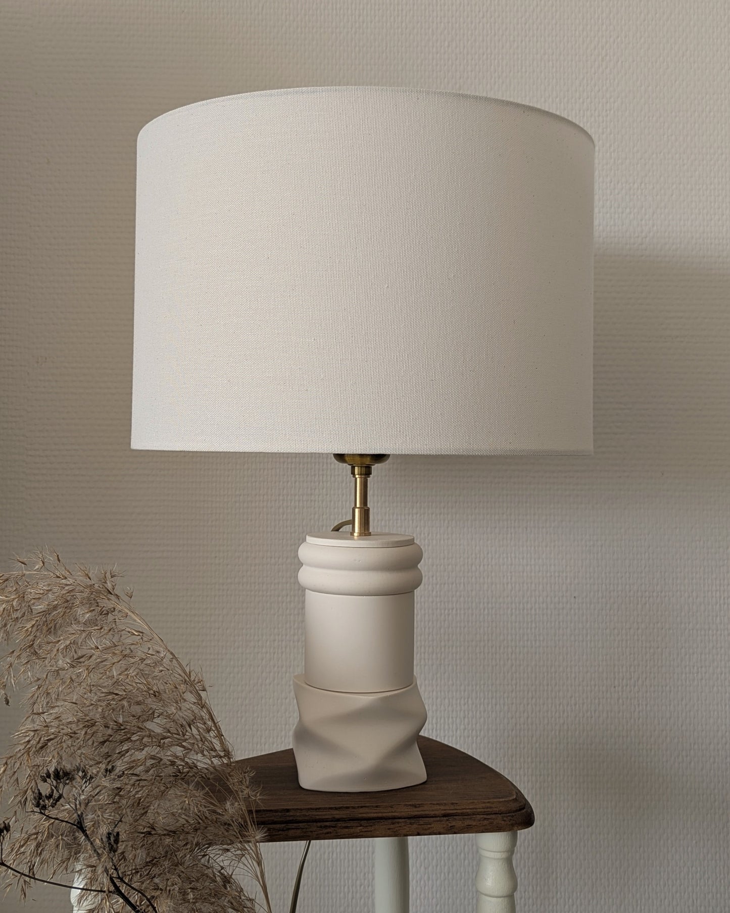 Lampe Raffiné Prisme Blanc Illari sur son piédestal.
