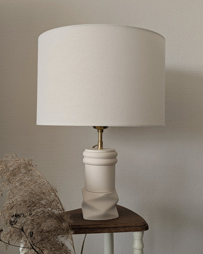 Lampe Raffiné Prisme Blanc Illari sur son piédestal.
