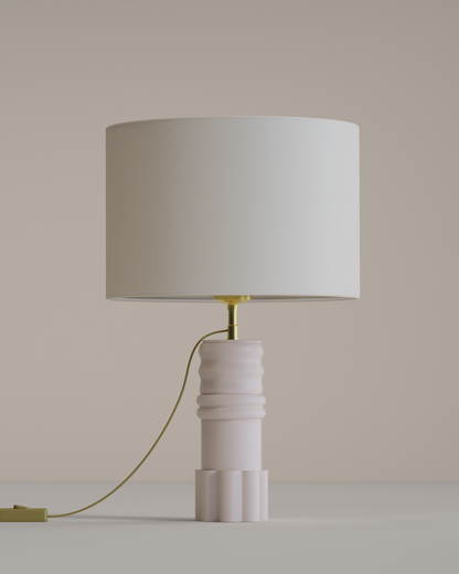 Lampe Sentinelle Blanche Illari mise en valeur.
