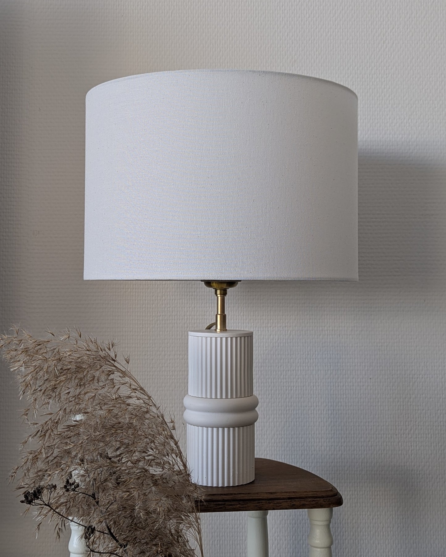 Lampe Vintage Moderne Illari Atrium posée sur son piédestal.