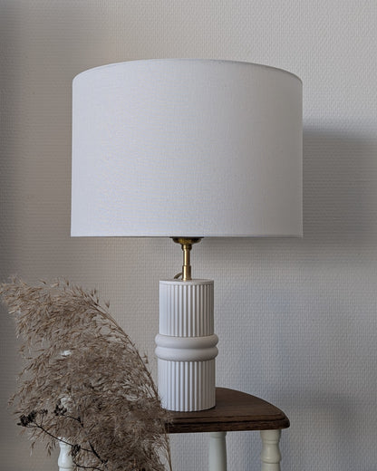 Lampe Vintage Moderne Illari Atrium posée sur son piédestal.