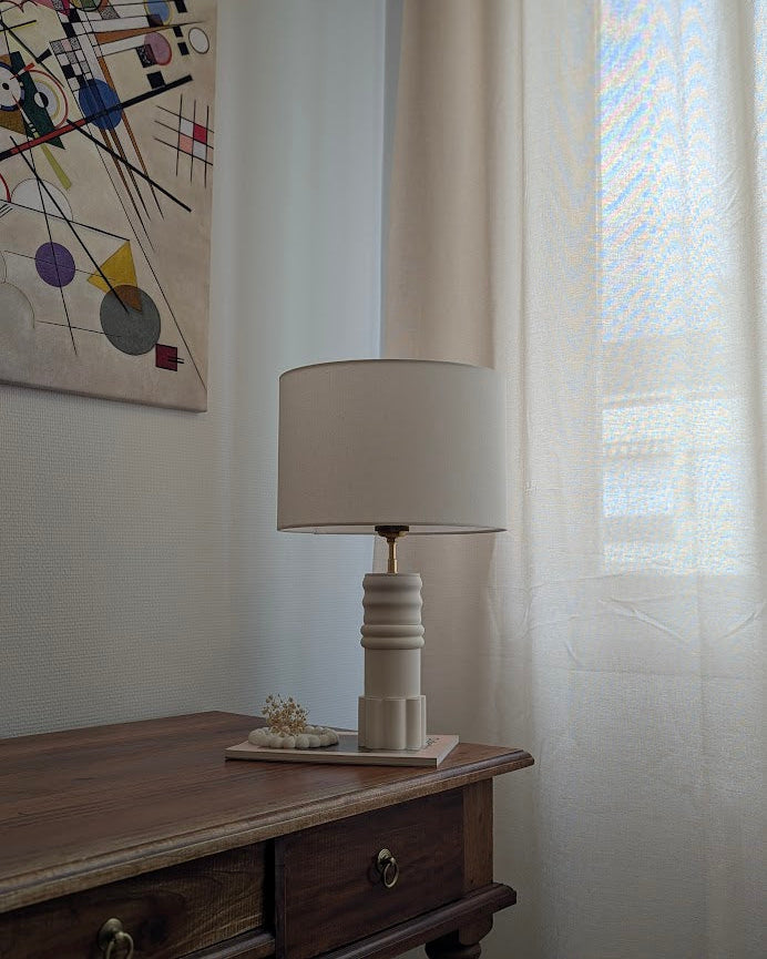 Mise en situation de la Lampe Blanche Illari du modèle Sentinelle Blanche.