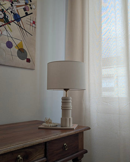 Mise en situation de la Lampe Blanche Illari du modèle Sentinelle Blanche.