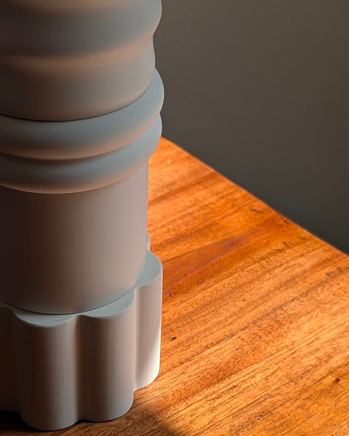 Zoom sur Lampe Innovante Sentinelle Blanche Illari illuminé par le soleil.