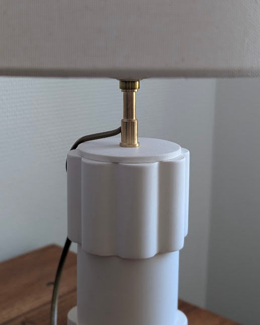 Zoom sur le rehausseur de la lampe Design Blanche Illari Modèle Kronos.