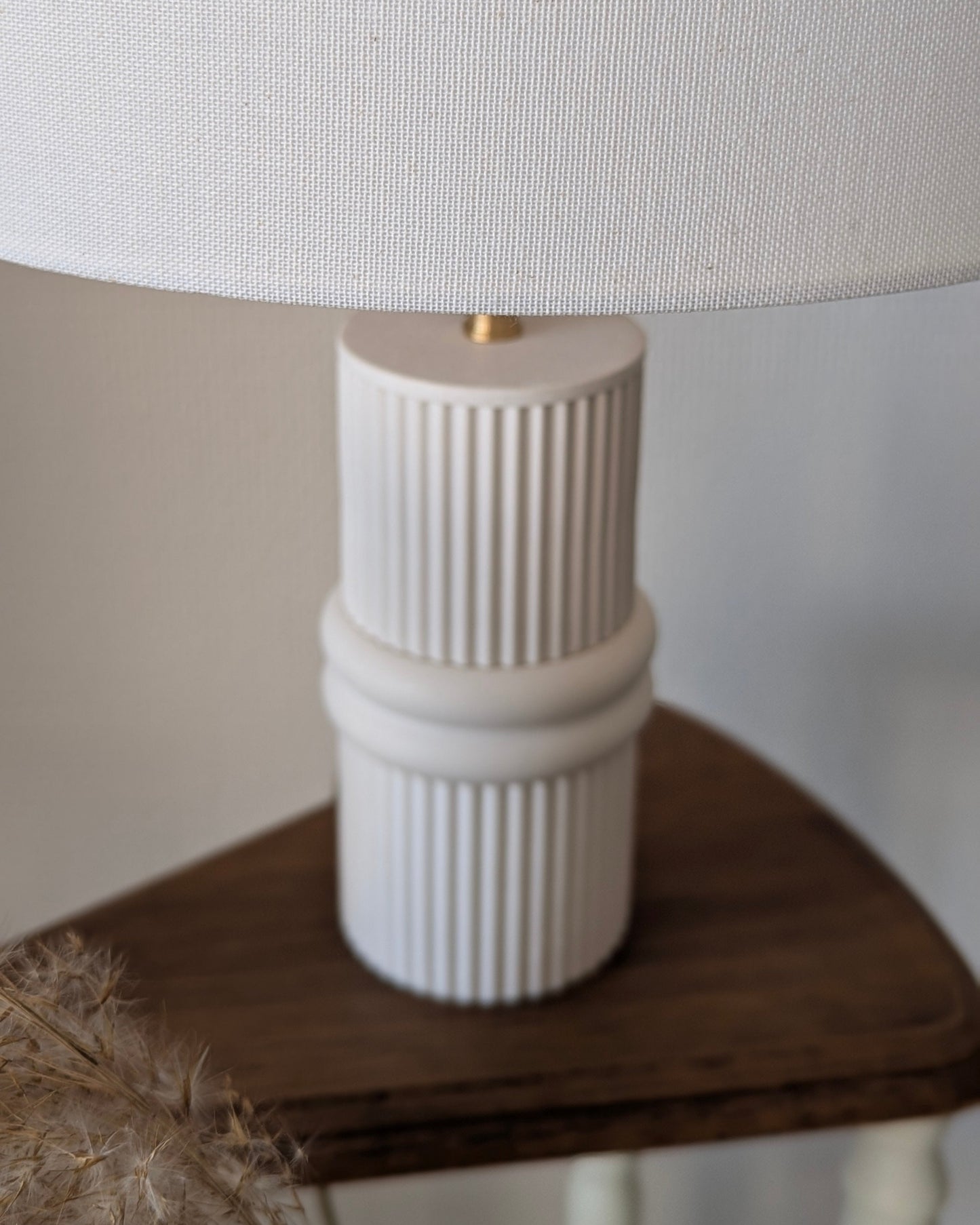 Zoom sur Lampe en forme de colonne romaine modèle Atrium.