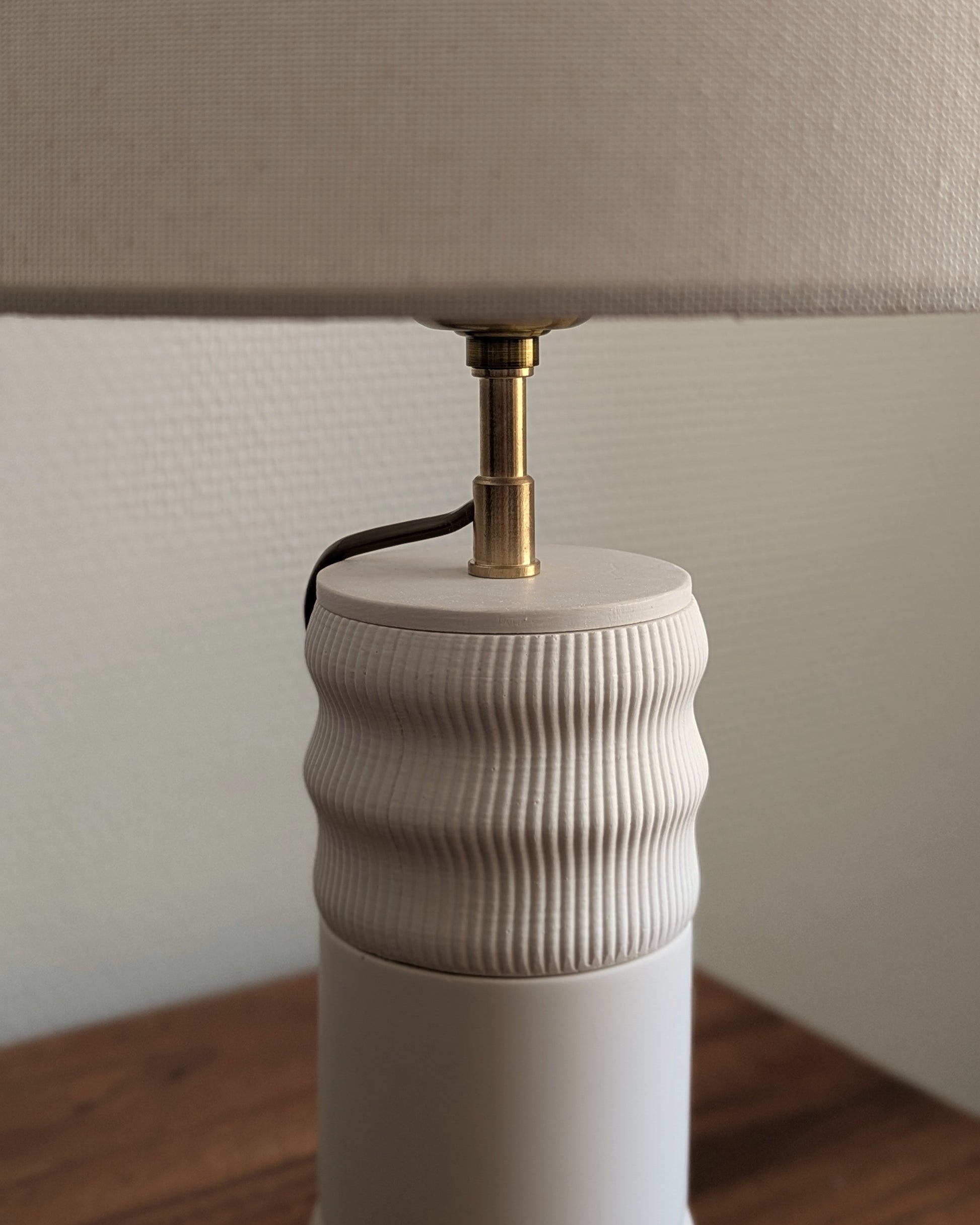 Zoom sur rehausseur de la Lampe Flamme Blanche de Maison Demaille.